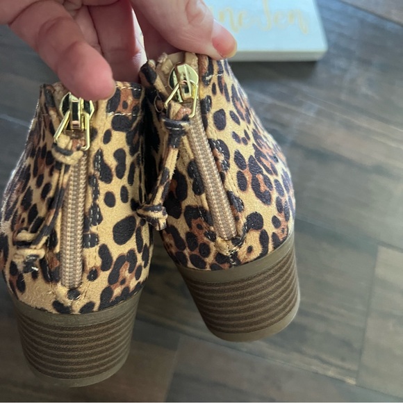 Kenneth Cole Reaction Leopard Side Skip Booties NWT - Picture 3 of 7